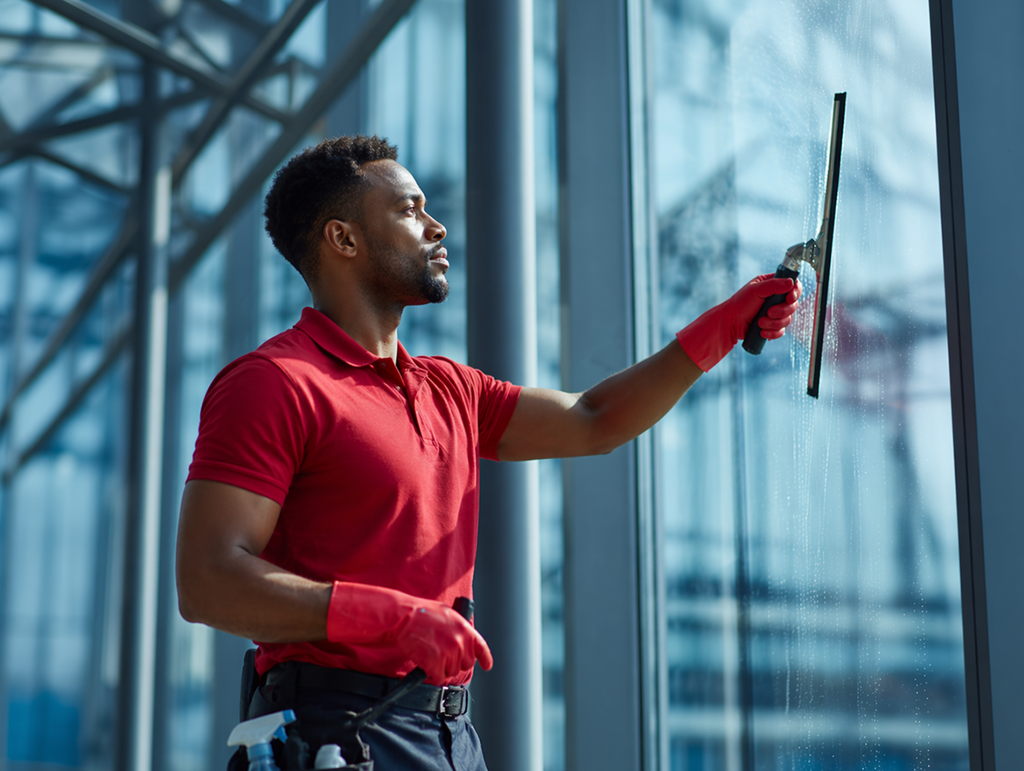 Glasreinigung großer Fenster und Glasflächen an einem modernen Gebäude